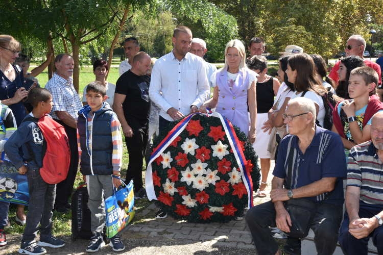 У ИЗБИШТУ ПОЛОЖЕНИ ВЕНЦИ ПОВОДОМ ГОДИШЊИЦЕ РОЂЕЊА ЖАРКА ЗРЕЊАНИНА – УЧ...